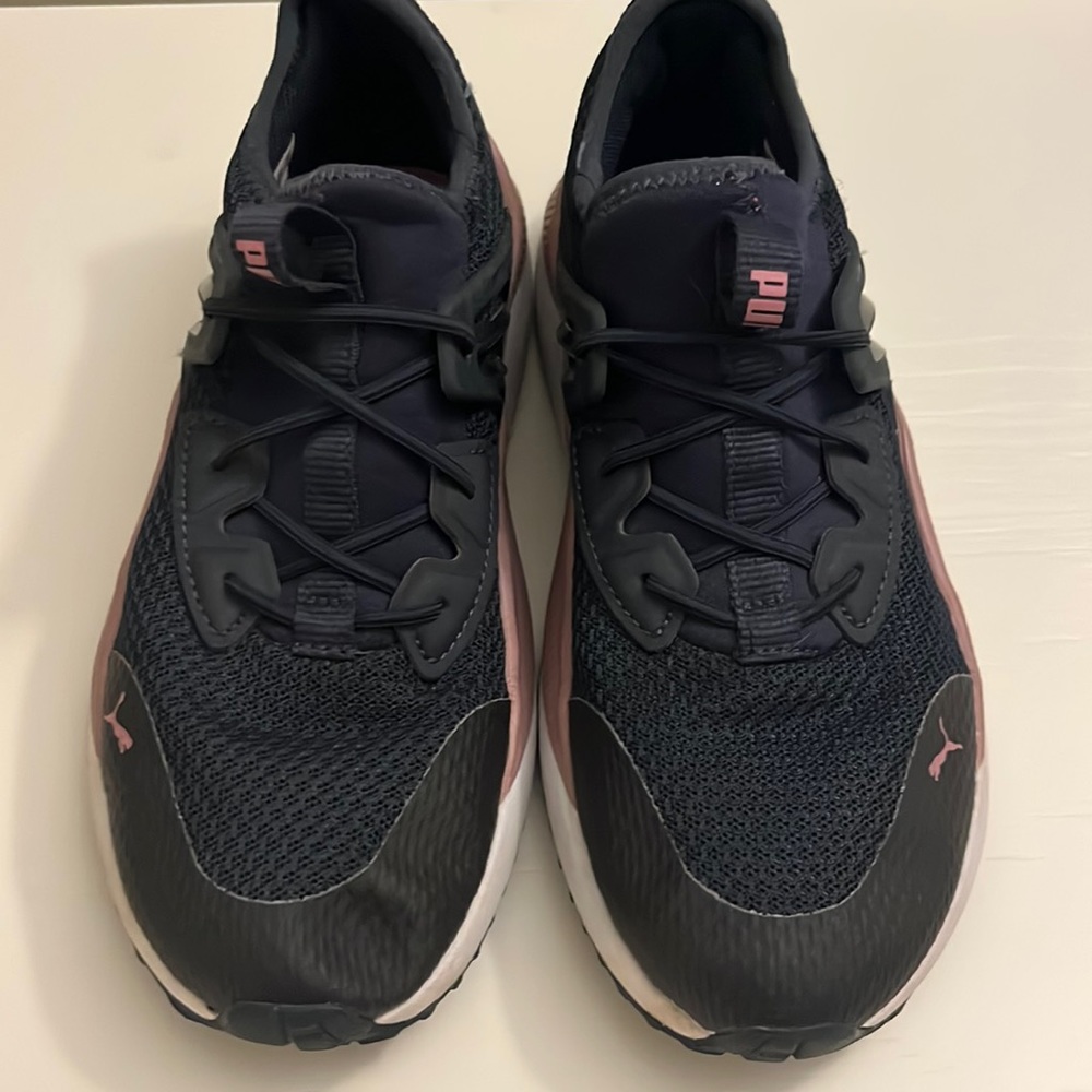 Girls’ Puma Sneakers size 3-Run narrow